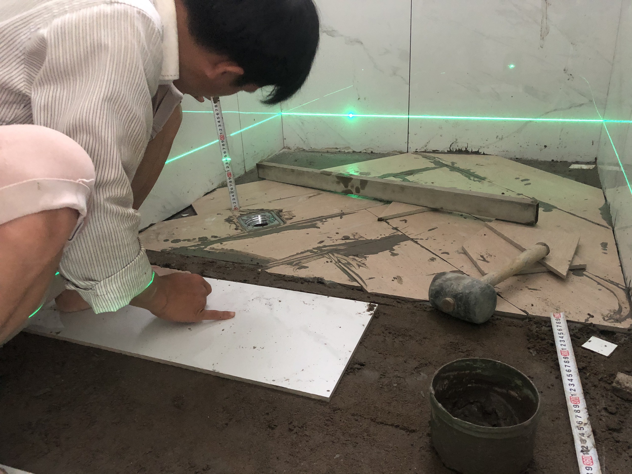 Công đoạn lót nền được thực hiện kĩ lưỡng, đo và cân bề mặt sàn bằng laze độ chính xác lên tới 99%.