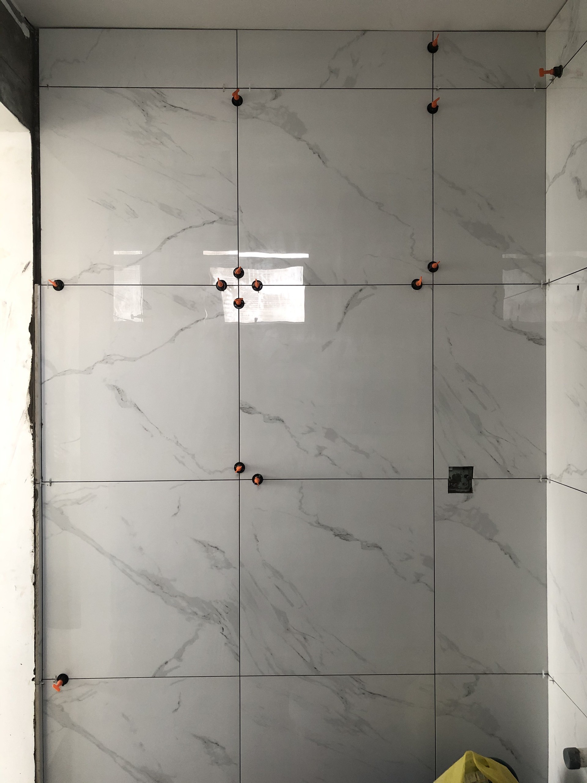 Quá trình ốp gạch WC được thi công theo kĩ thuận, phụ kiện sử dụng trong quá trình thi công đủ làm cho sản phẩm đẹp hơn.