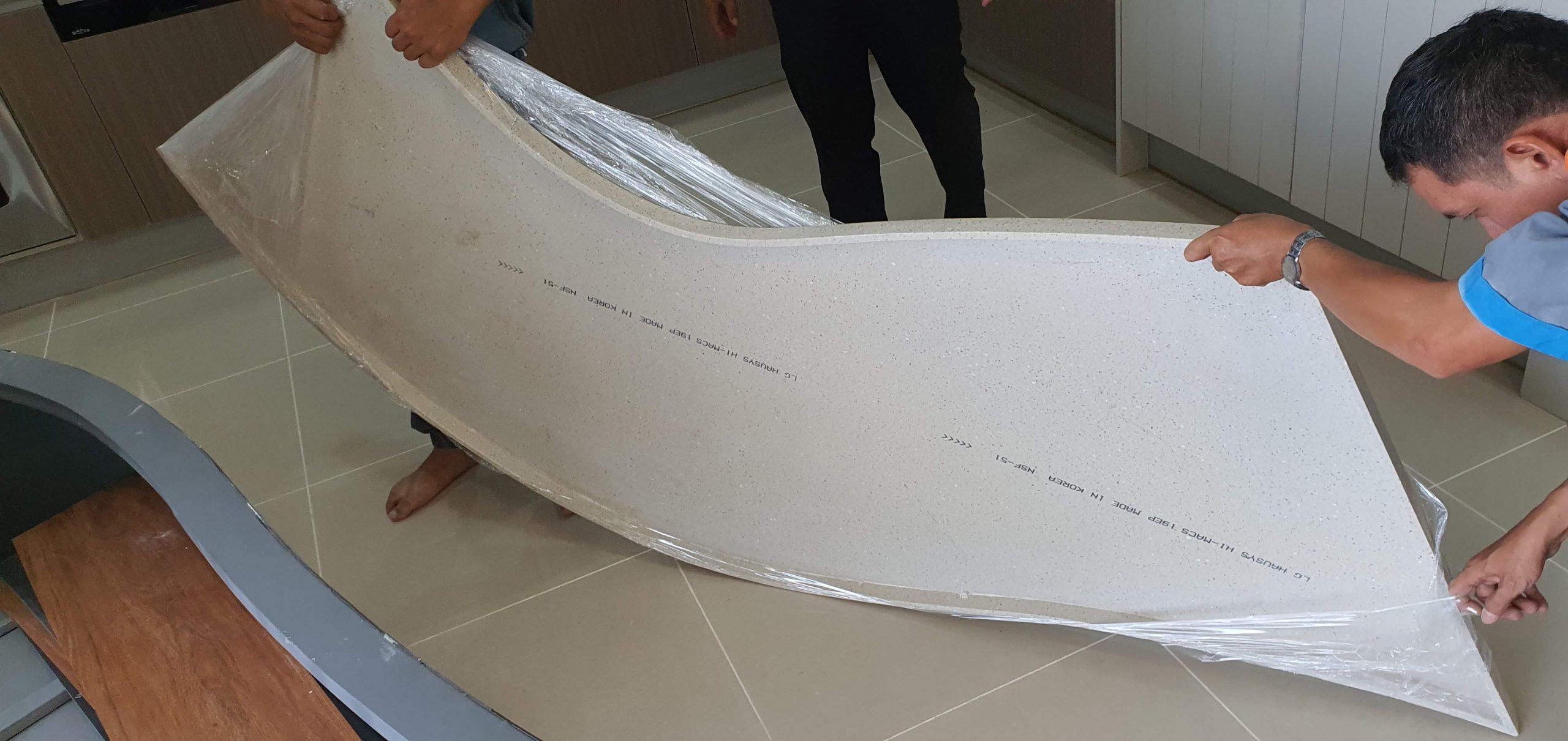 Đá Solid Surface có thể uốn theo hình dạng cong và mối nối liền