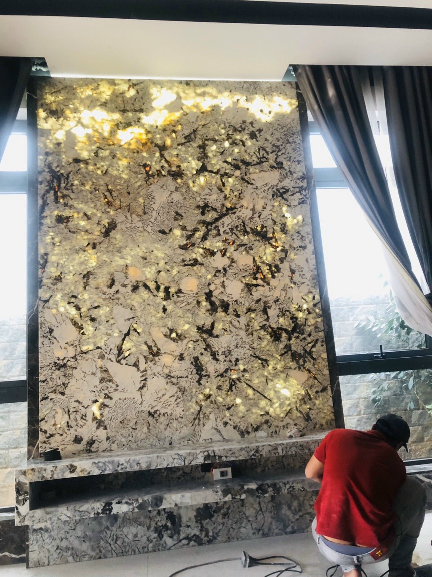 Đá xuyên sáng tự nhiên. Dòng đá Granite có các hạt dẫn ánh sáng tạo nên một bức tranh tuyệt đẹp.