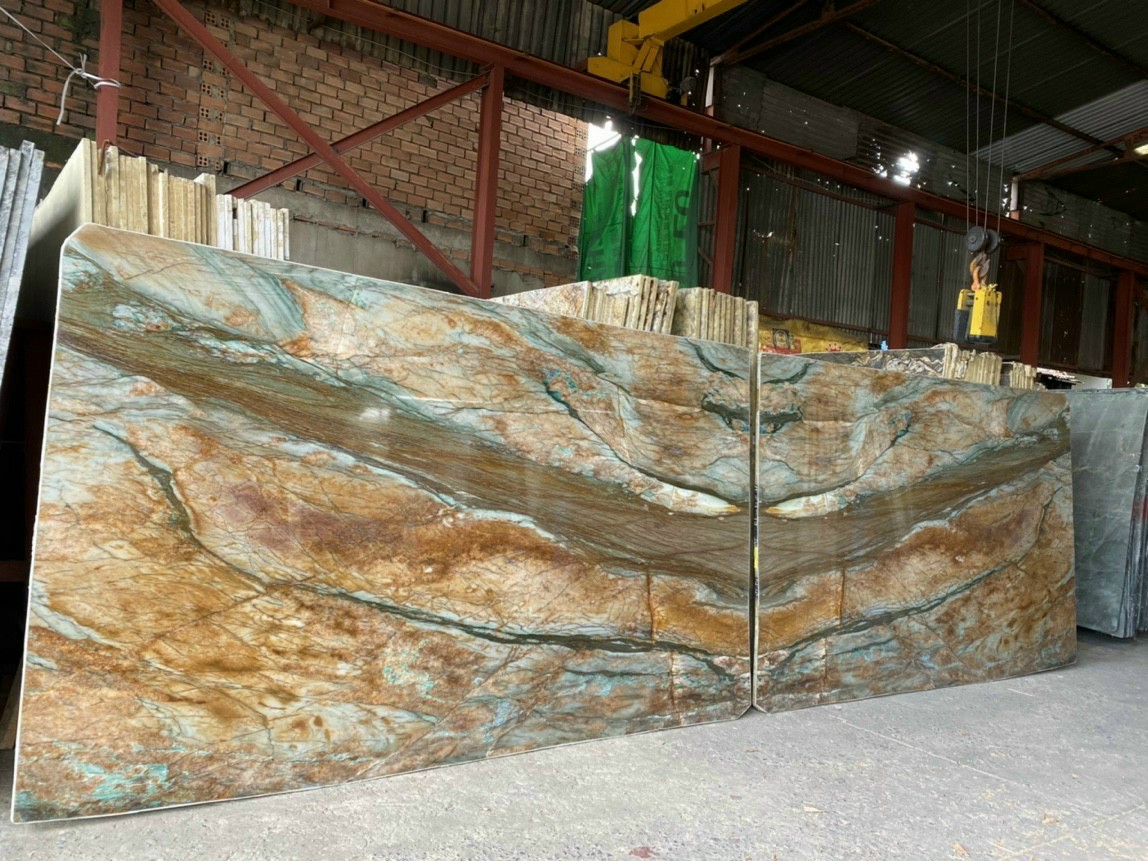 Đá tự nhiên Marble với vân ngẫu nhiên được cắt từ 1 tảng đá có cấu tạo vân tương đồng làm thành một bức tranh