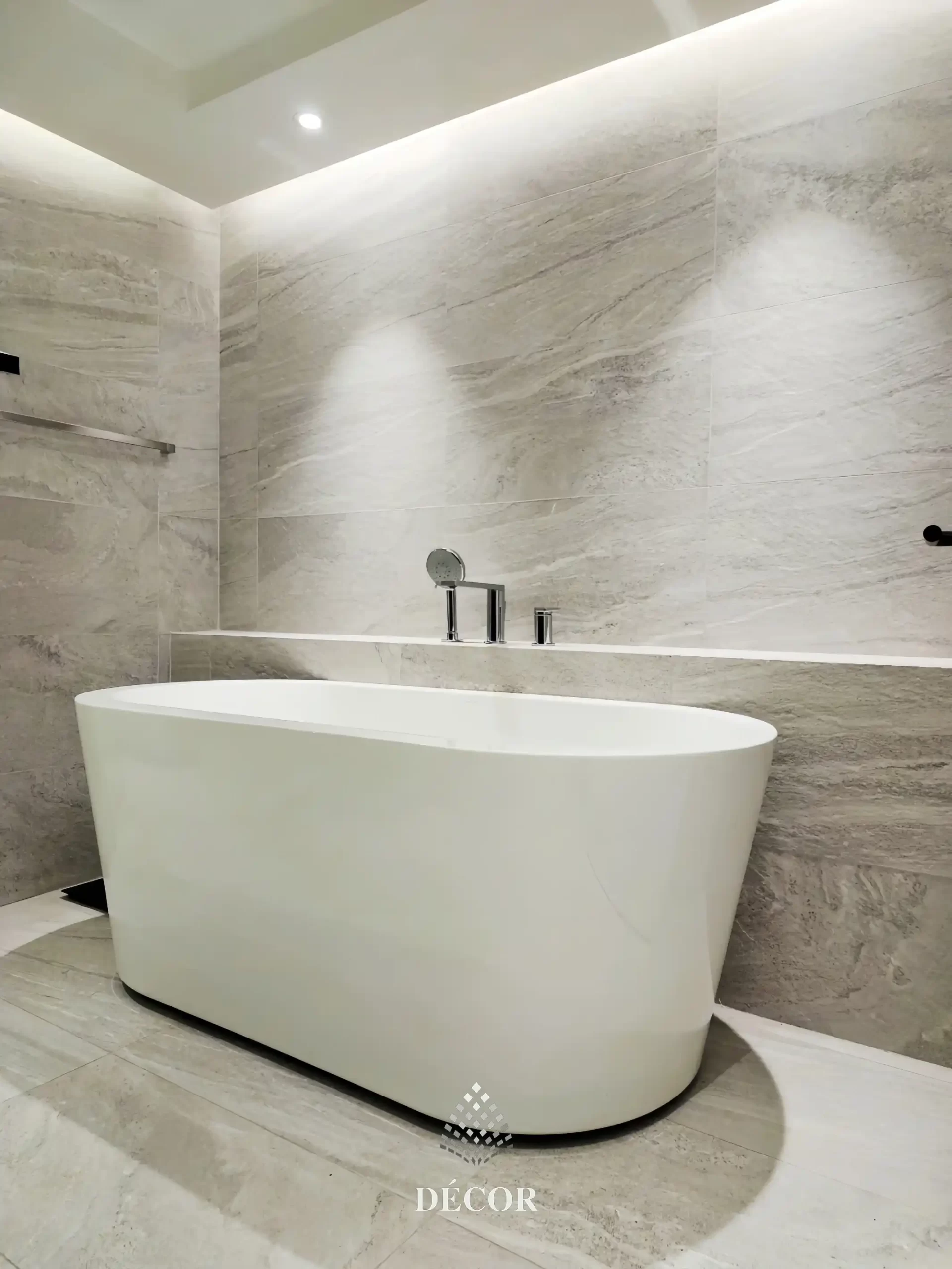 Phòng WC hiện đại với màu gạch kem và thiết kế hiện đại sang trọng