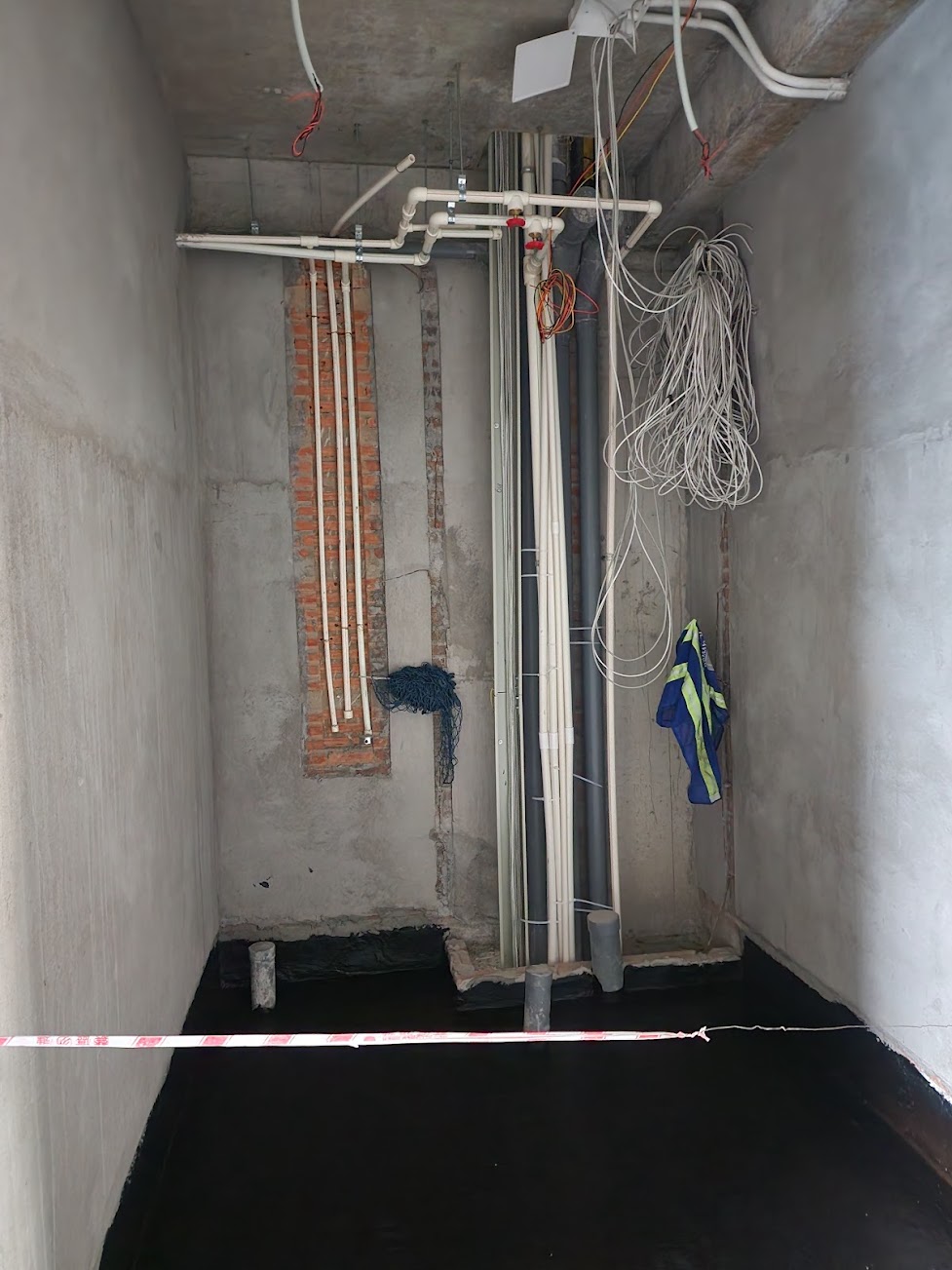 Đường ống cấp và thoát nước âm tường được thi công kĩ lưỡng