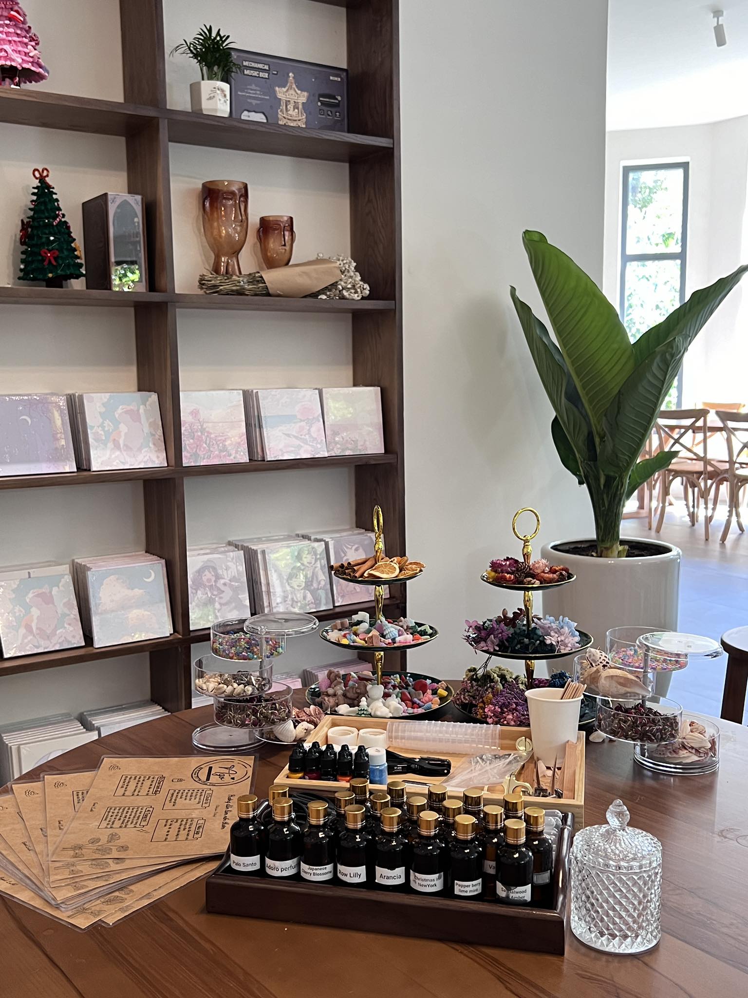 Quán coffee Ngơ với nguồn sáng tự nhiên
